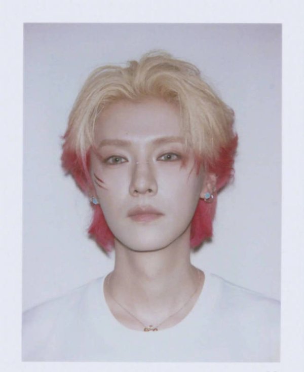 四川炒股配資 鹿晗“撕拉片”來了！一頭紅發(fā)帥得太權(quán)威